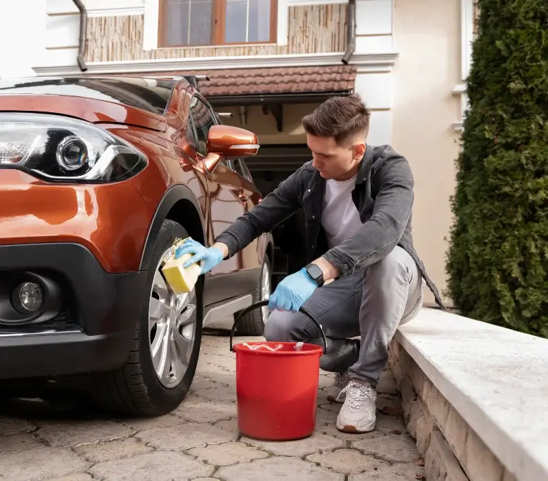 Lavage auto à domicile Corn : professionnel intervenant sur un véhicule